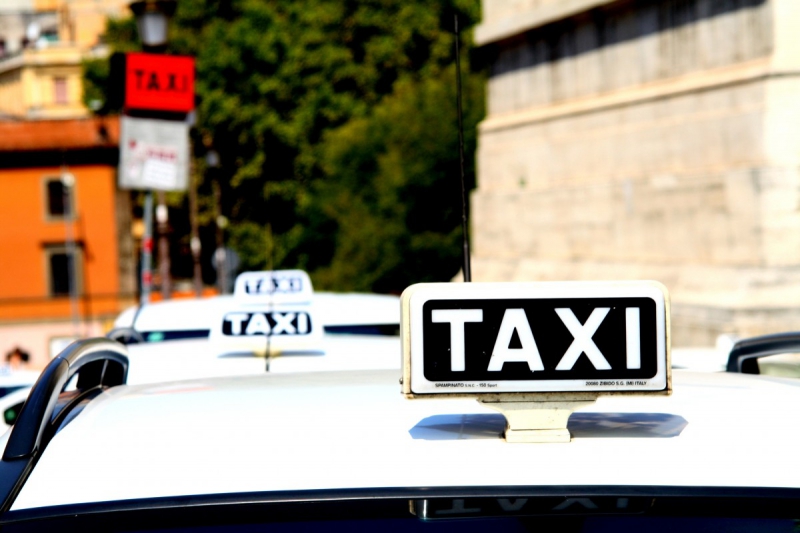 taxis-LORGUES-min_taxi_auto_rome_road_white-1051610